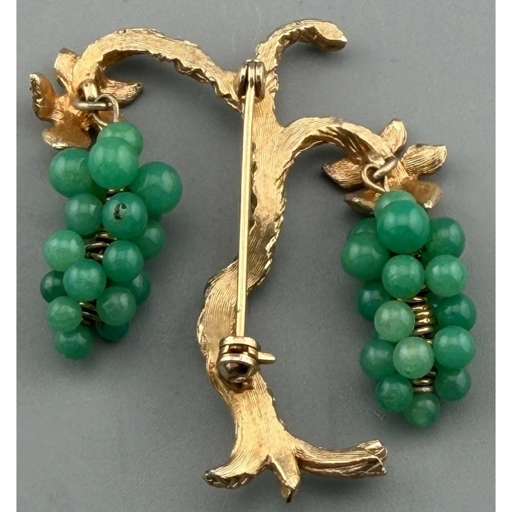 Vintage Grape Cluster Brooch Gold Tone Glass Green Beads Figural Vine 2